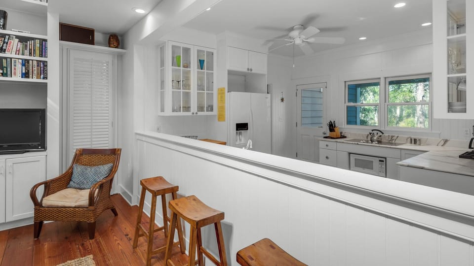 House, Multiple Beds, Patio, Garden View (Canal Of A Good Time) | Private kitchen | Fridge, microwave, oven, stovetop