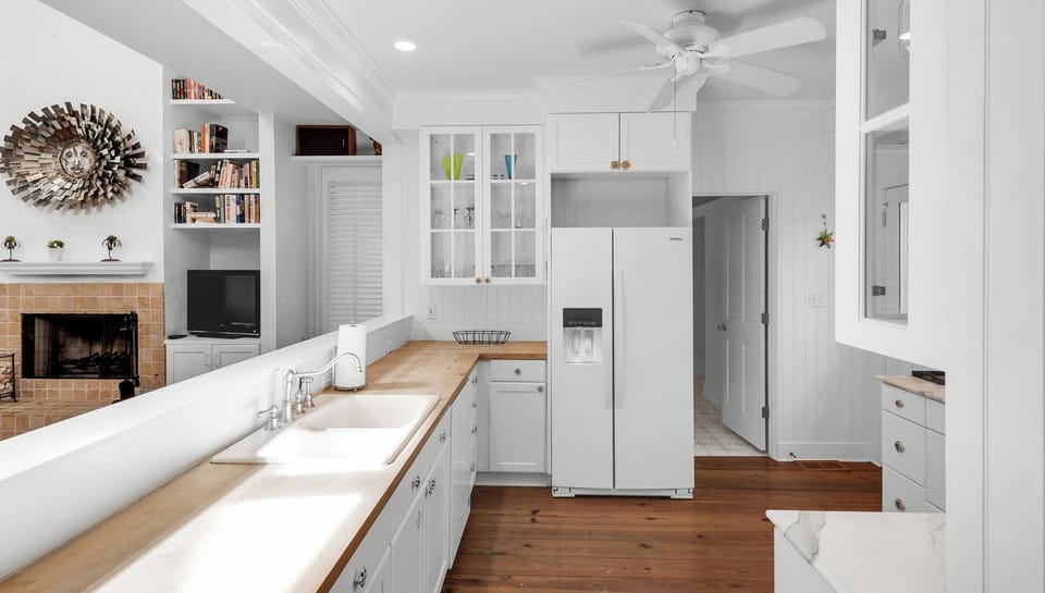 House, Multiple Beds, Patio, Garden View (Canal Of A Good Time) | Private kitchen | Fridge, microwave, oven, stovetop