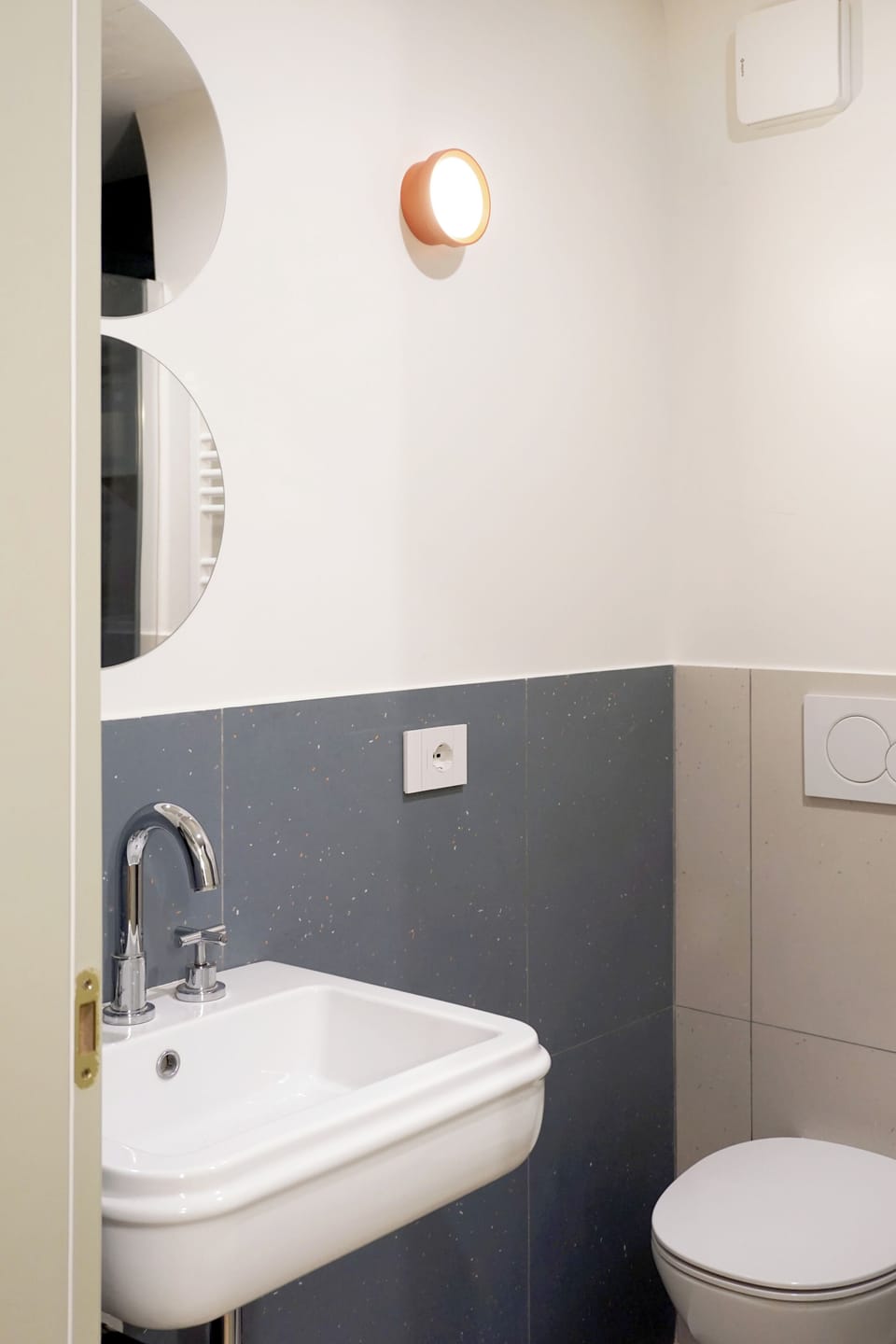 Shower, rainfall showerhead, free toiletries, hair dryer