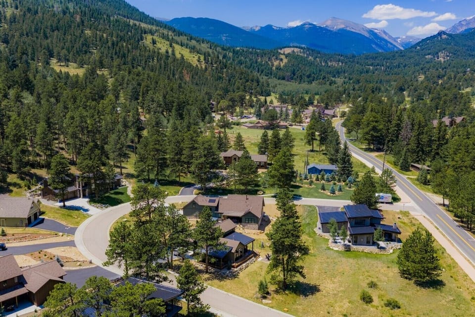 Nestled at the edge of Rocky Mountain National Park, Johnny Horns offers an unbeatable mountain setting just minutes from the entrance.