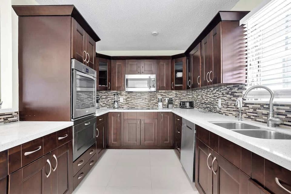 Fully Stocked | Modern Kitchen | Microwave, Dishwasher & Oven 