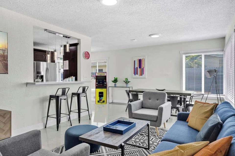 Spacious living room | Pacman Arcade | Sofa & 2 Arm chairs
