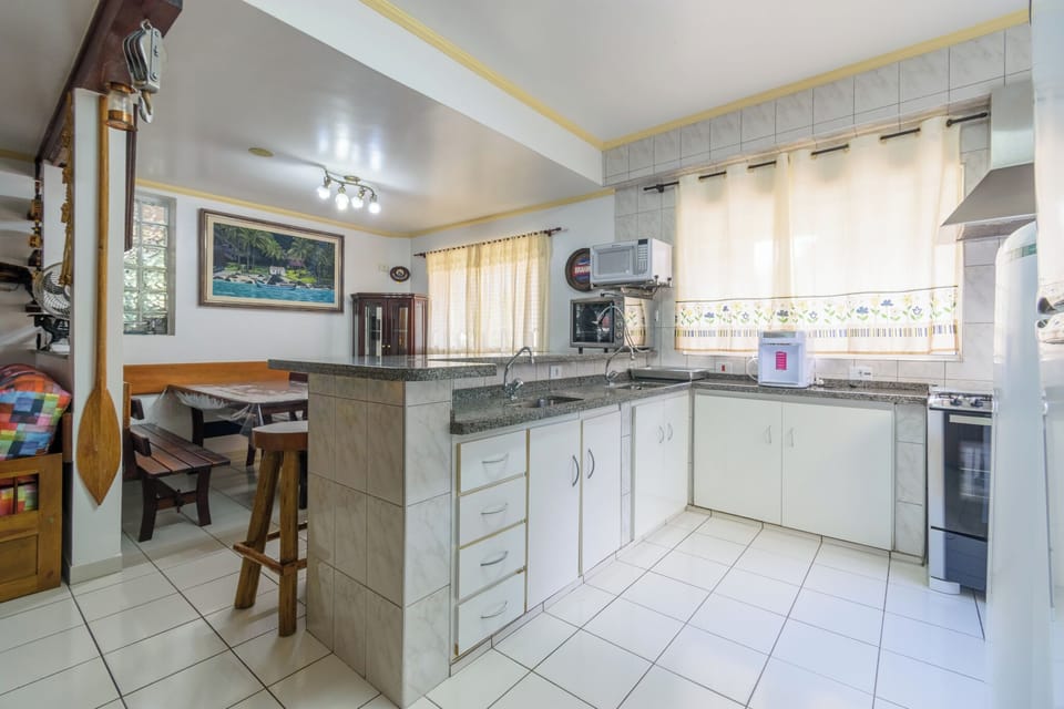 Basic Villa | Private kitchen | Full-size fridge, microwave, oven, toaster