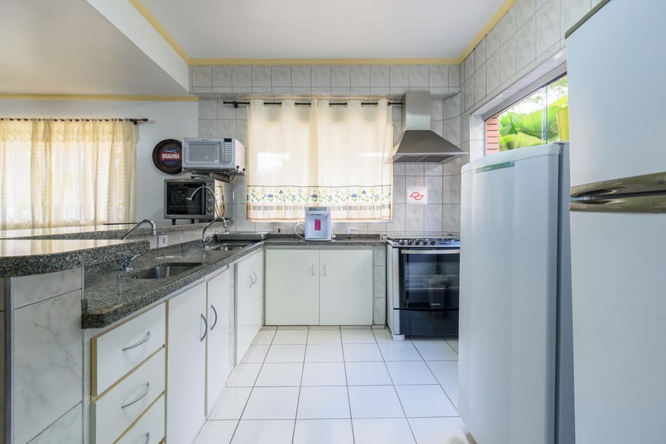 Basic Villa | Private kitchen | Full-size fridge, microwave, oven, toaster