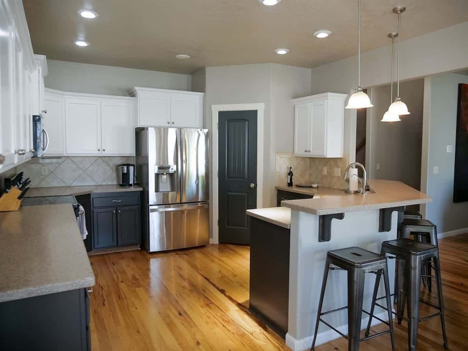 Sitting Bar and Kitchen