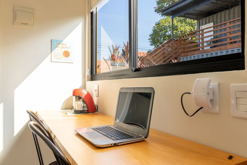 Mesa de refeições e trabalho para duas pessoas.