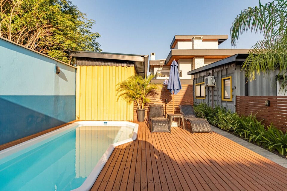 A área de deck da piscina dispõe de uma ducha para nossos hóspedes se refrescarem ou tirar o sal após um dia de praia. Cadeiras do tipo espreguiçadeiras permitem relaxar ao sol e interagir com hóspedes do mundo todo