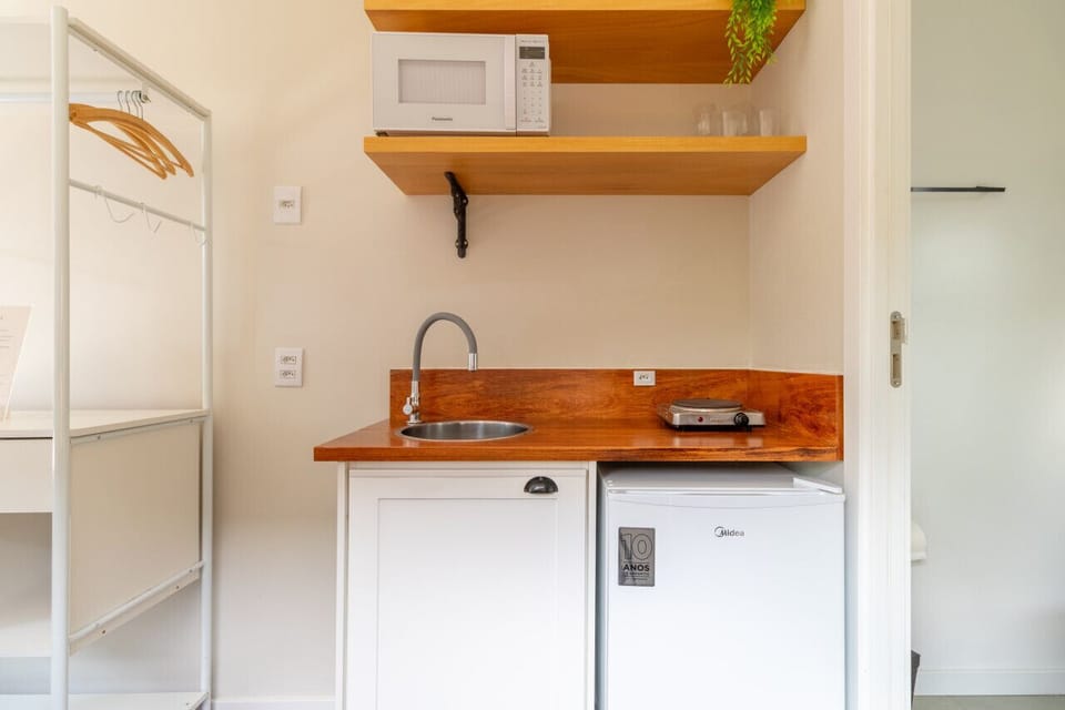 Cozinha compacta, porém completa:- panelas e frigideira- pratos- talheres- copos, taças e canecas- abridor de lata e saca rolha- fogão elétrico, sanduicheira, cafeteira, microondas, chaleira elétrica e frigobar
