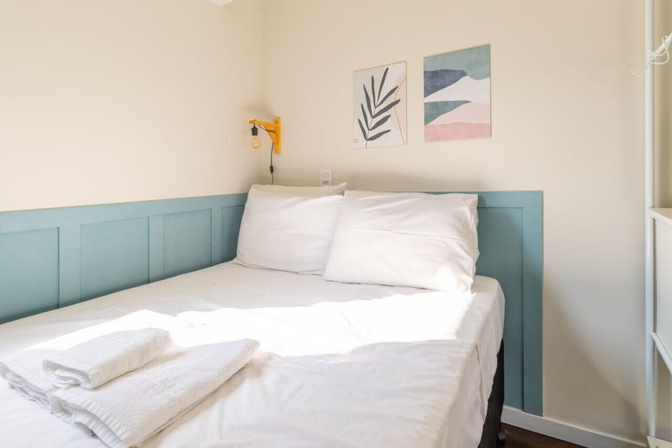 Cama de casal com lâmpada de cabeceira. Também disponibilizamos toda a roupa de cama e banho para os hóspedes.