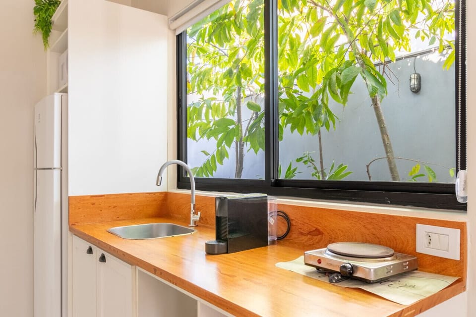 Cozinha completa:- panelas e frigideira- pratos- talheres- copos, taças e canecas- abridor de lata e saca rolha- fogão elétrico, sanduicheira, cafeteira nespresso, microondas, chaleira elétrica e geladeira grande