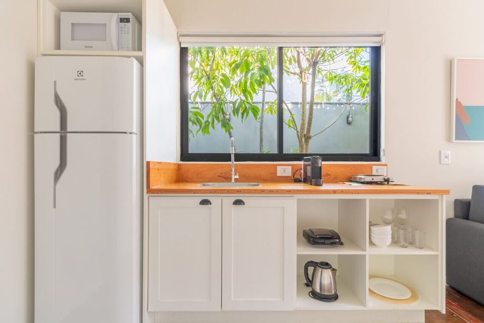 Cozinha completa:- panelas e frigideira- pratos- talheres- copos, taças e canecas- abridor de lata e saca rolha- fogão elétrico, sanduicheira, cafeteira nespresso, microondas, chaleira elétrica e geladeira grande