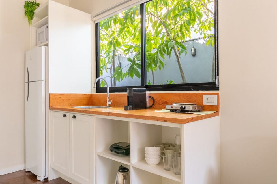 Cozinha completa:- panelas e frigideira- pratos- talheres- copos, taças e canecas- abridor de lata e saca rolha- fogão elétrico, sanduicheira, cafeteira nespresso, microondas, chaleira elétrica e geladeira grande