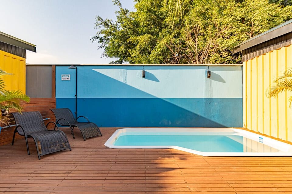 A área de deck da piscina dispõe de uma ducha para nossos hóspedes se refrescarem ou tirar o sal após um dia de praia. Cadeiras do tipo espreguiçadeiras permitem relaxar ao sol e interagir com hóspedes do mundo todo.