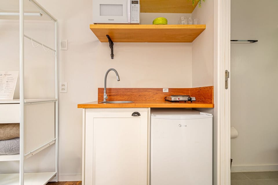 Cozinha compacta, porém completa:- panelas e frigideira- pratos- talheres- copos, taças e canecas- abridor de lata e saca rolha- fogão elétrico, sanduicheira, cafeteira, microondas, chaleira elétrica e frigobar