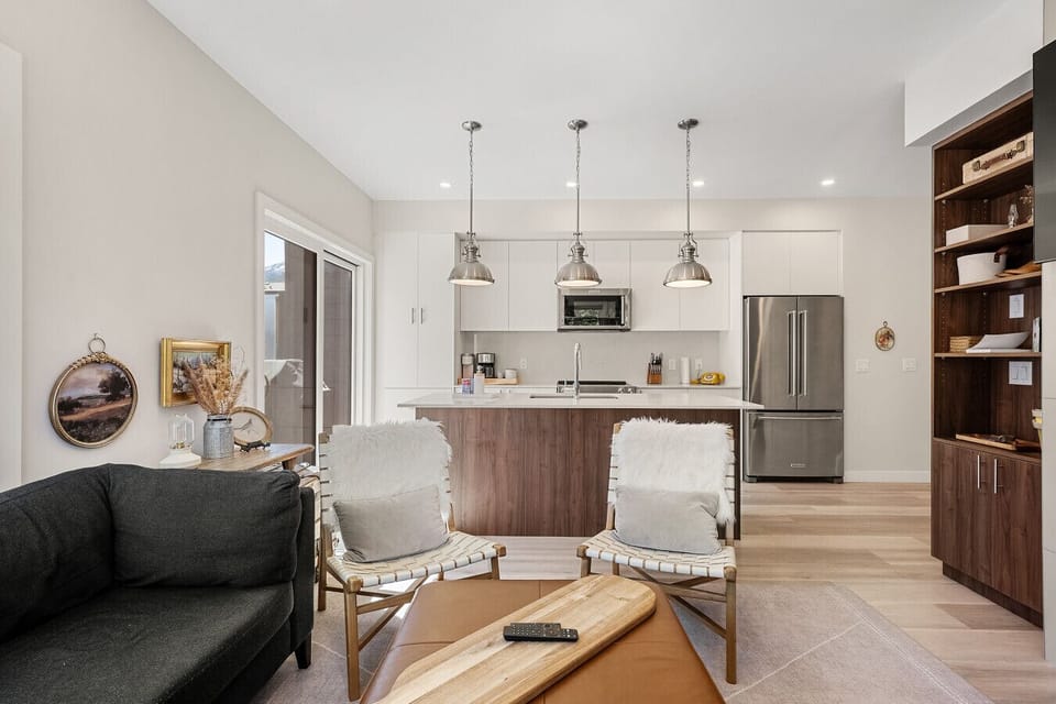 Living room with a gas-lit fireplace, Smart TV, cozy seating & mountain views.