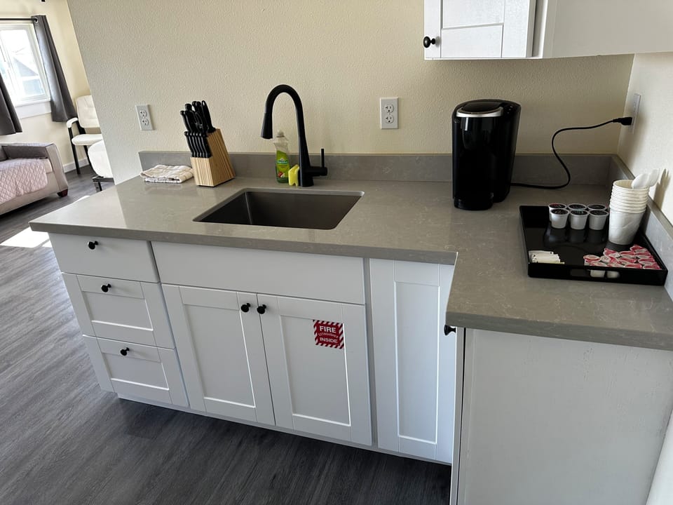 Suite, Multiple Beds, Non Smoking | Private kitchenette | Microwave, coffee/tea maker, paper towels
