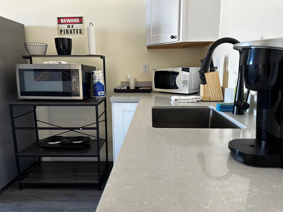 Suite, 1 Queen Bed with Sofa bed, Non Smoking, Marina View | Private kitchenette | Microwave, coffee/tea maker, paper towels