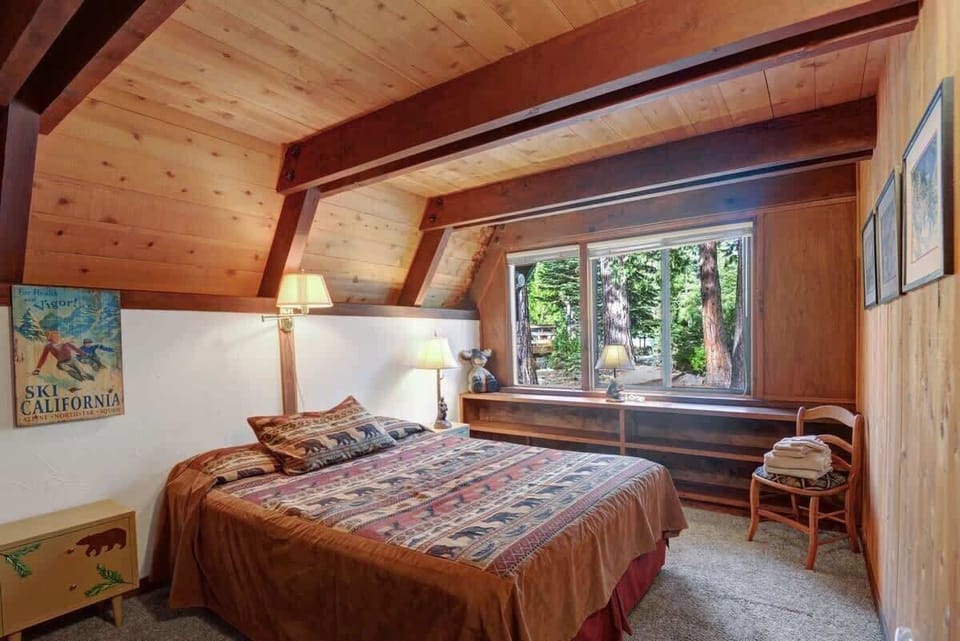 DOWNSTAIRS BEDROOM - QUEEN BED
