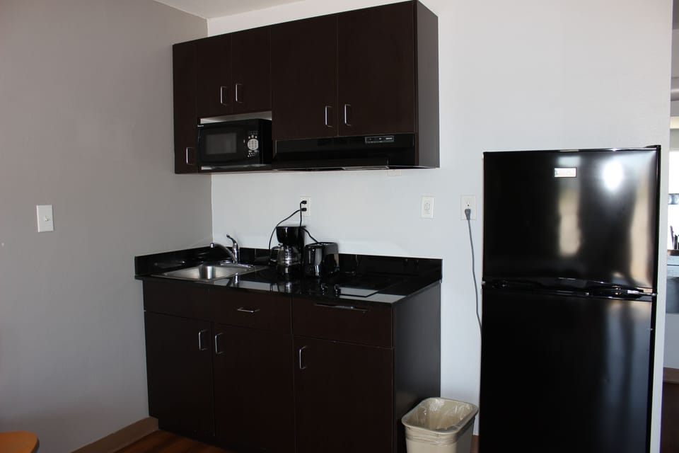 Coffee/tea maker, fridge, microwave, stovetop