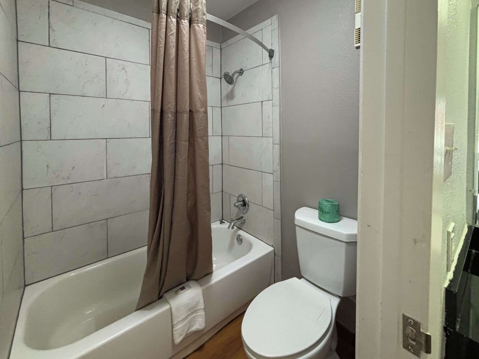 Standard Room, 2 Queen Beds, Non Smoking, Kitchenette | Bathroom | Combined shower/tub, free toiletries, towels