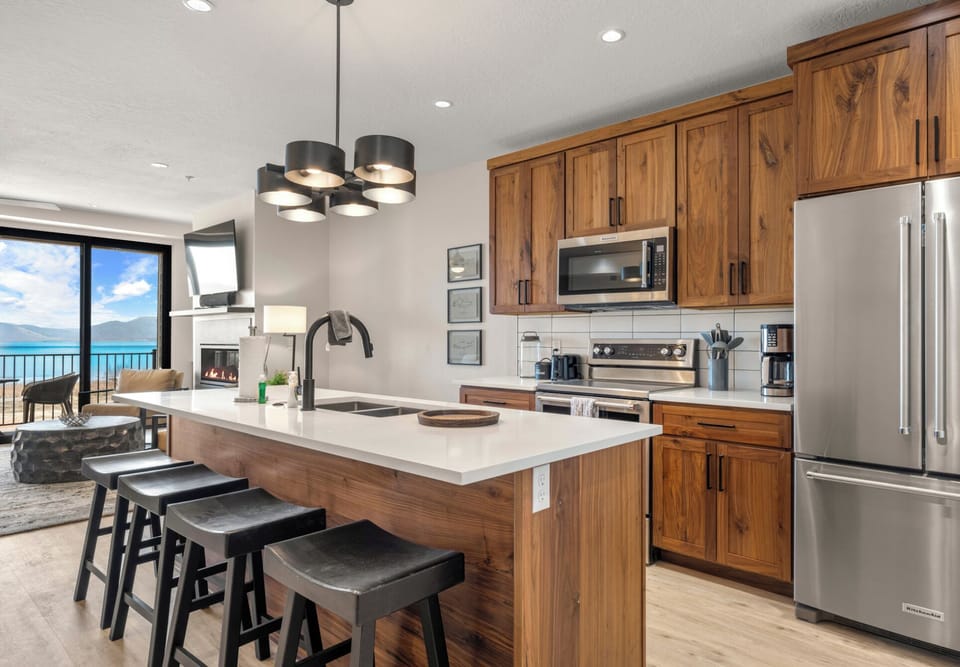 Luxury kitchen stocked with all the essentials!