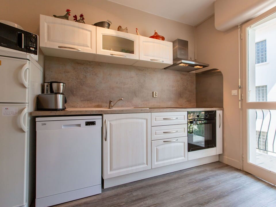Cabinetry, Countertop, Kitchen Appliance, Window, Kitchen Sink, Kitchen, Wood, Kitchen Stove, Interior Design, Building