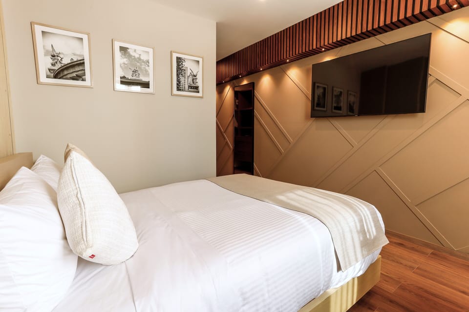 Standard Room | Premium bedding, in-room safe, desk, iron/ironing board