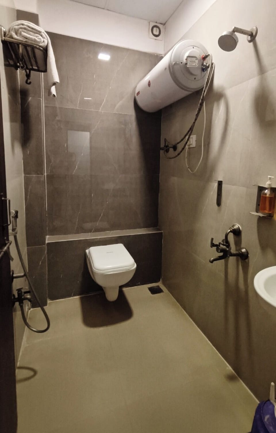 Shower, hydromassage showerhead, free toiletries, towels