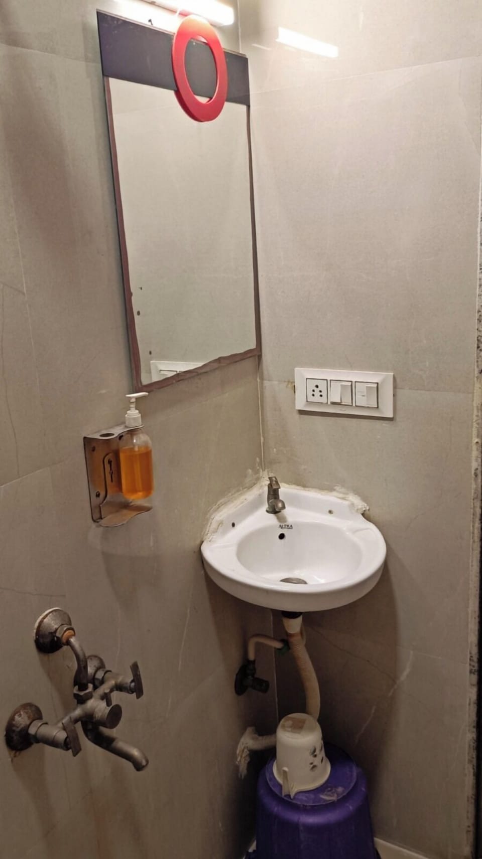 Deluxe Room | Bathroom | Shower, hydromassage showerhead, free toiletries, towels