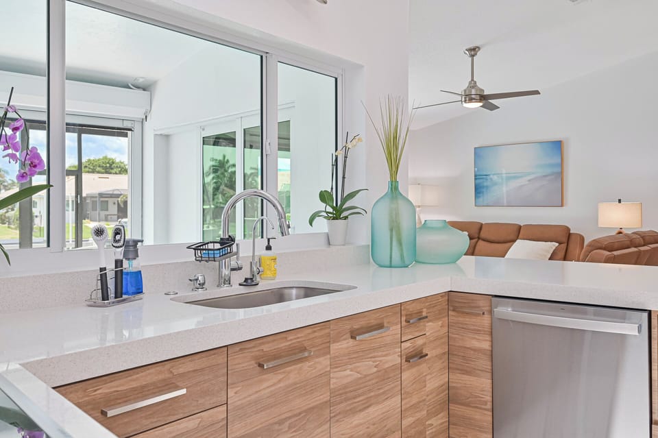 AMAZING KITCHEN OPENS TO LIVING ROOM 2