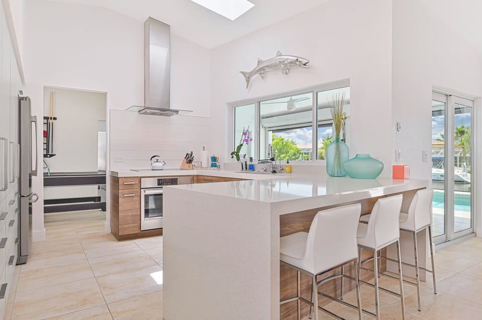 LARGE OPEN KITCHEN GREAT FOR ENTERTAINING