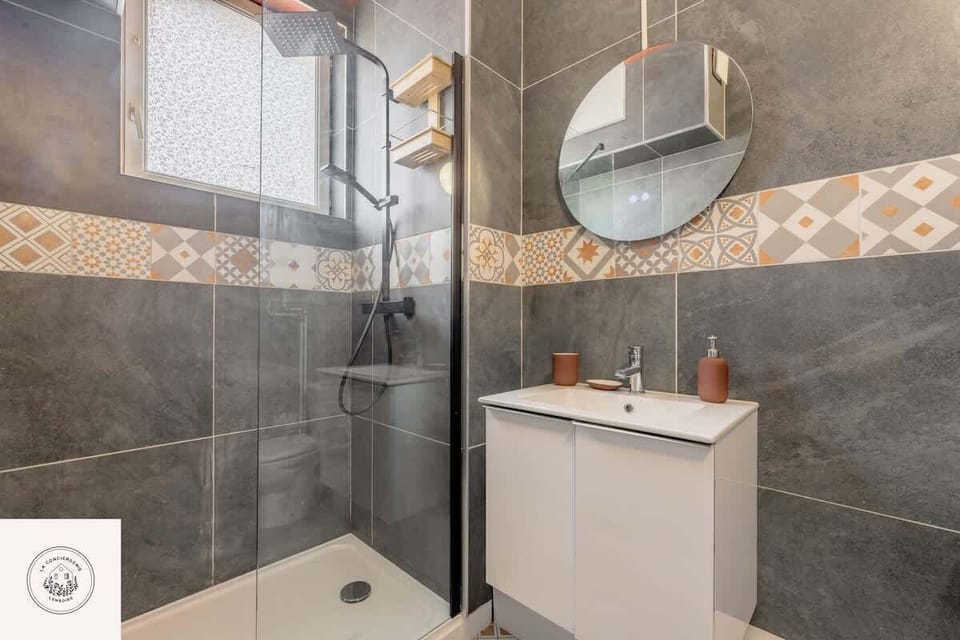GRANDE DOUCHE ITALIENNE
LAVABO
SECHE SERVIETTE
WC
