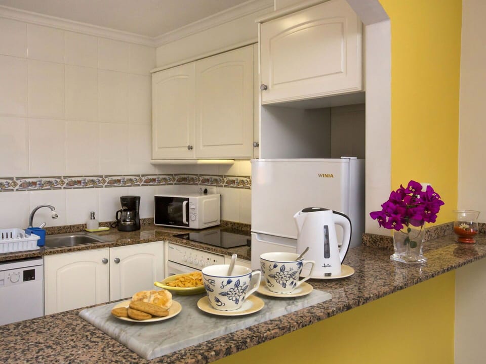 Countertop, Cabinetry, Property, Furniture, Kitchen Appliance, Kitchen, Tableware, Kitchen Stove, Dishware, Interior Design