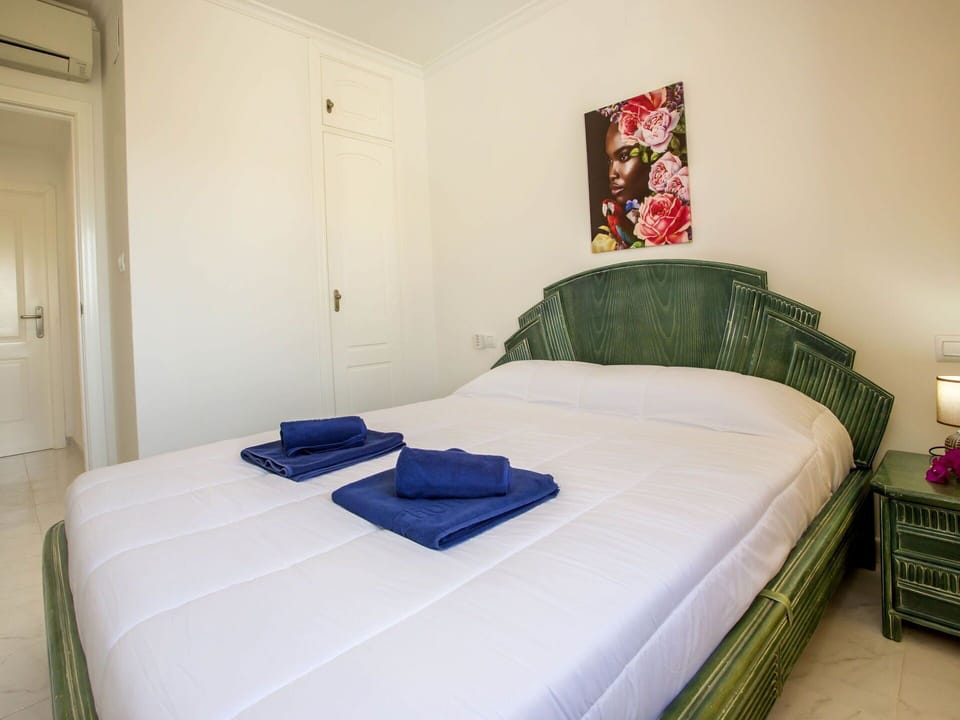 Furniture, Building, Comfort, Wood, Interior Design, Bed Frame, Pillow, Bed, Flooring, Lamp