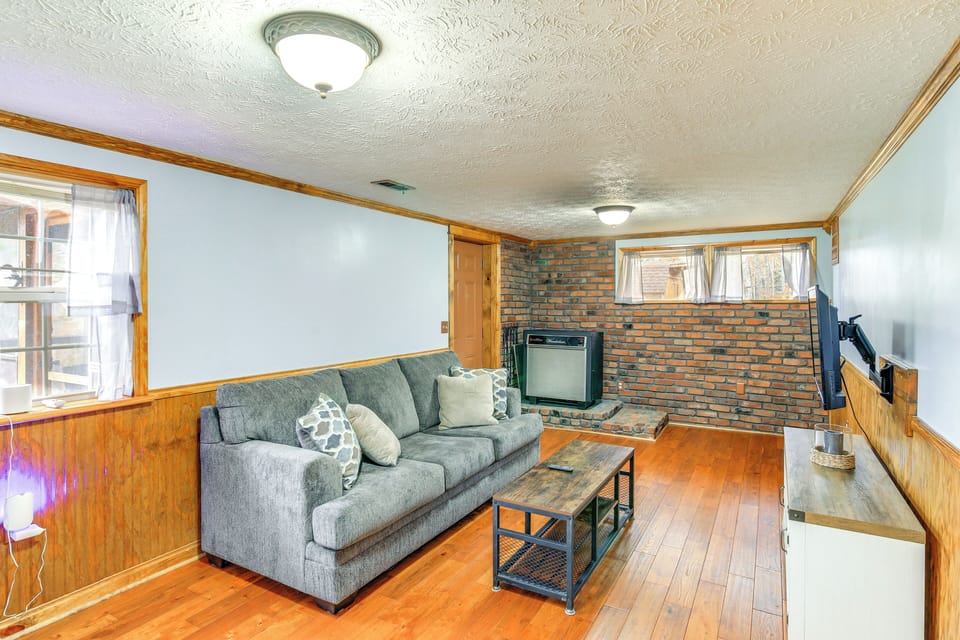 Living Room | Free WiFi | Central Heating & A/C | 1st Floor