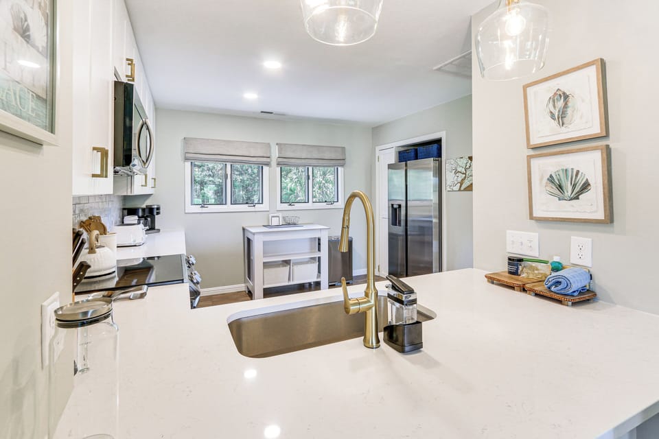 Kitchen | 2nd Floor | Keurig Coffee Maker | Dishwasher | Cooking Basics