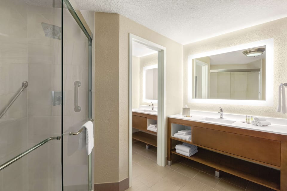 Studio Suite, 1 King Bed | Bathroom shower