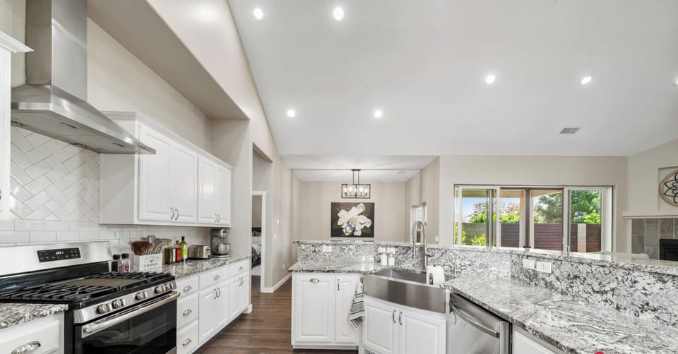 Indulge in Luxury: Elegant Irvie Home with Gourmet Kitchen, Granite Countertops & Modern Amenities - Perfect for Culinary Adventures and Relaxing Getaways. Book Your Dream Stay!