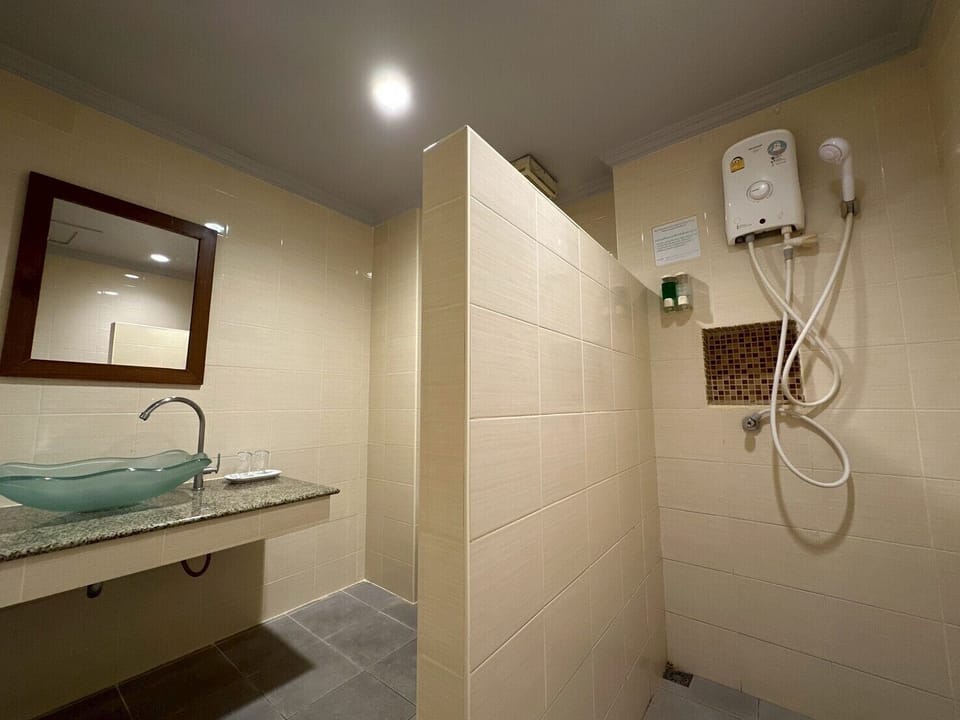 Standard Double Room, City View | Bathroom | Shower, rainfall showerhead, hair dryer, towels