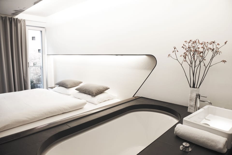 Bathtub Room | Hypo-allergenic bedding, minibar, in-room safe, laptop workspace