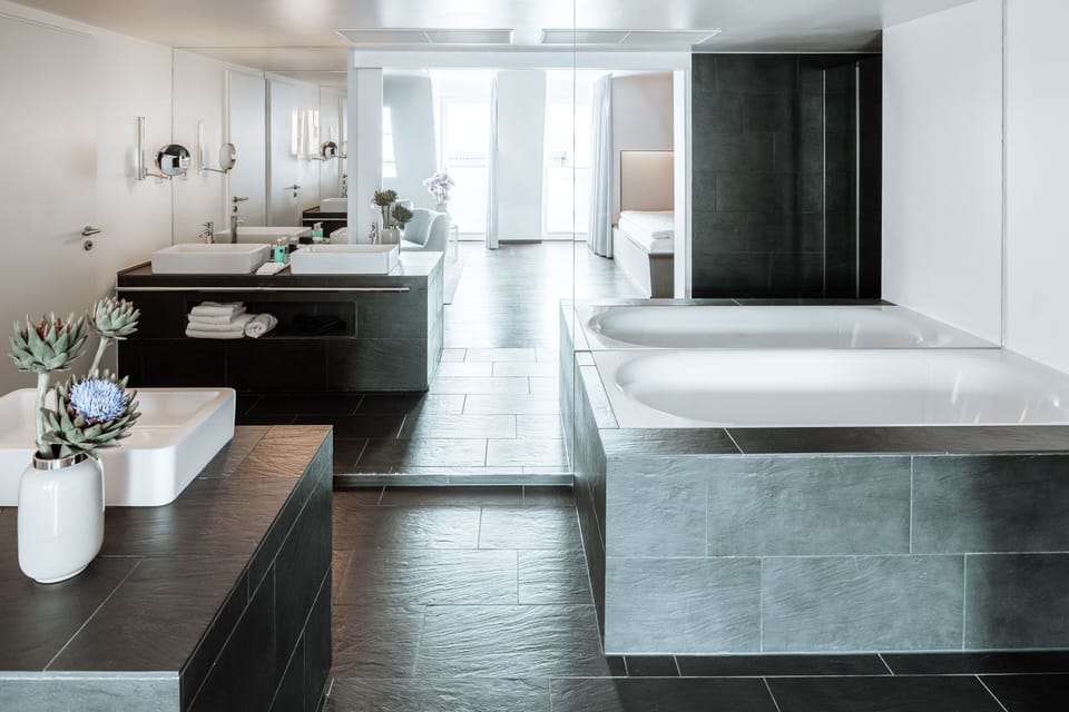 Design Penthouse, Courtyard View | Bathroom | Shower, free toiletries, hair dryer, towels