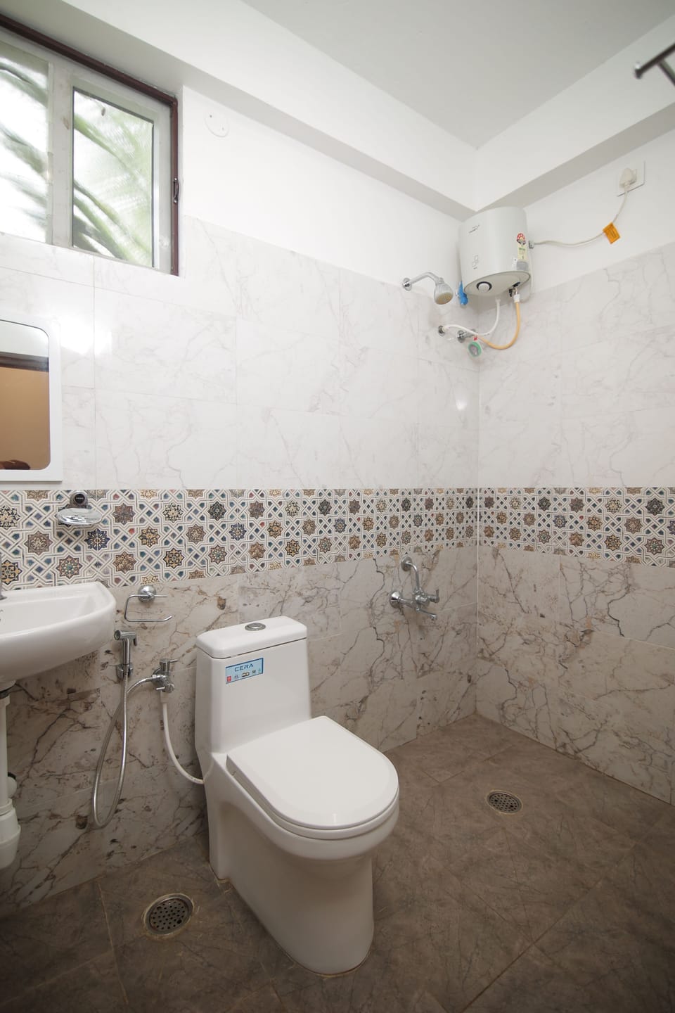 Family Studio Suite | Bathroom | Shower, free toiletries, towels, soap