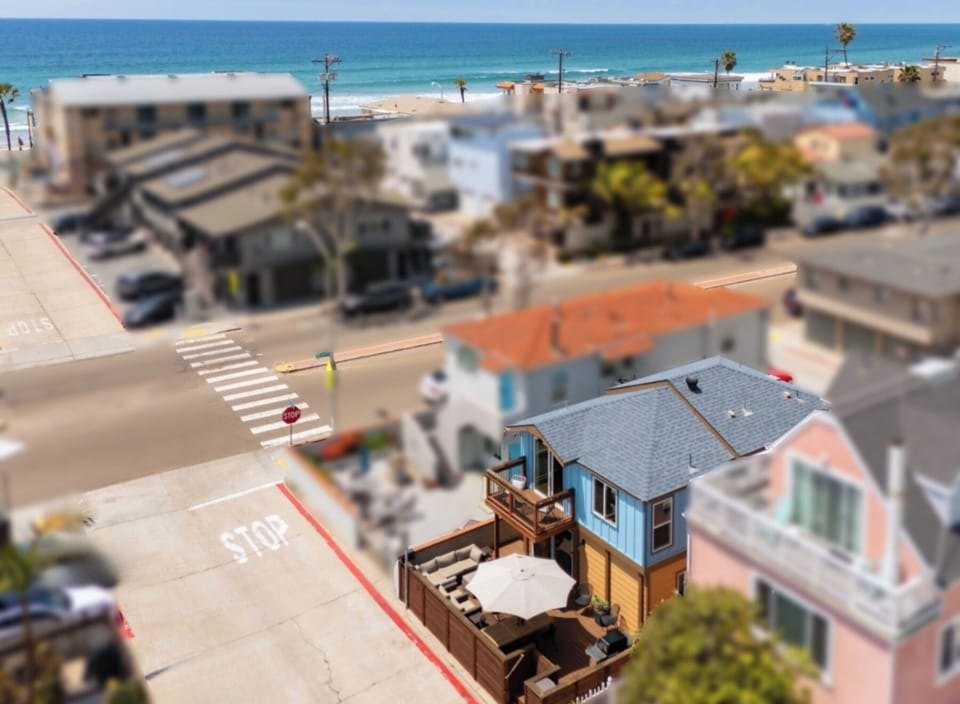 Just cross the street to the west, and you're at the ocean. Walk east the same distance, you're on the bay. 