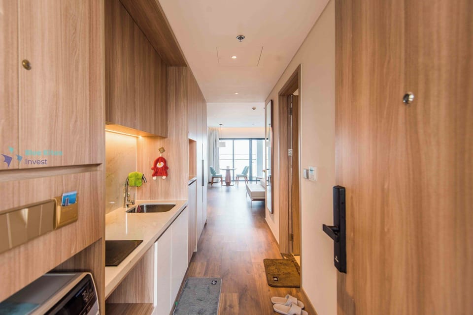 Superior Suite, 1 Queen Bed, City View | Private kitchen | Mini-fridge, microwave, oven, stovetop