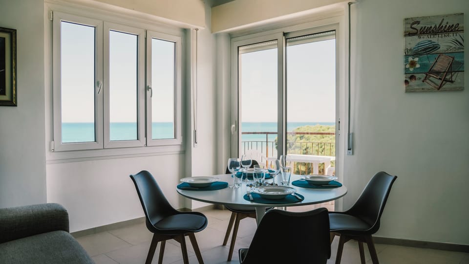 Apartment (1 Bedroom) | Dining