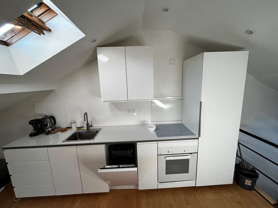 La cuisine est entièrement équipée et au design moderne, offrant une atmosphère à la fois fonctionnelle et élégante.Lm sud conciergerie Montpellier