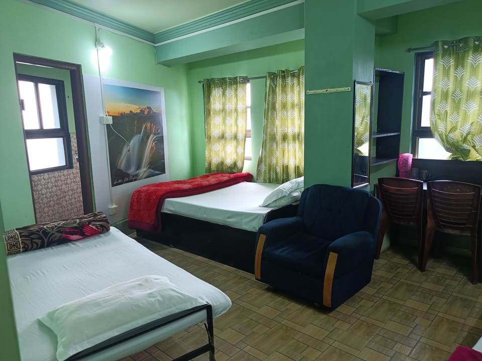 Deluxe Triple Room | Desk, free WiFi, bed sheets