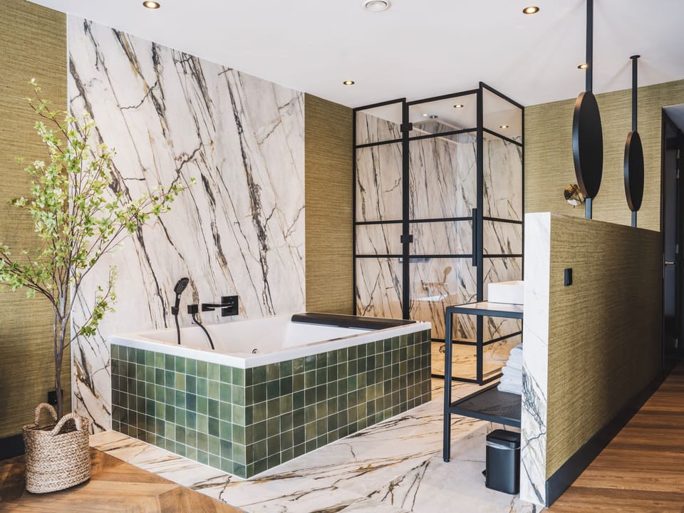 Be Pure Suite | Bathroom | Separate tub and shower, free toiletries, towels