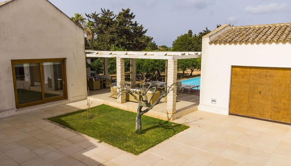 Building Exterior, Outdoor, Pool