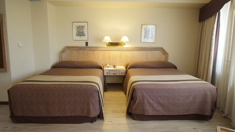 Double Room | In-room safe, desk, blackout drapes, WiFi (free)
